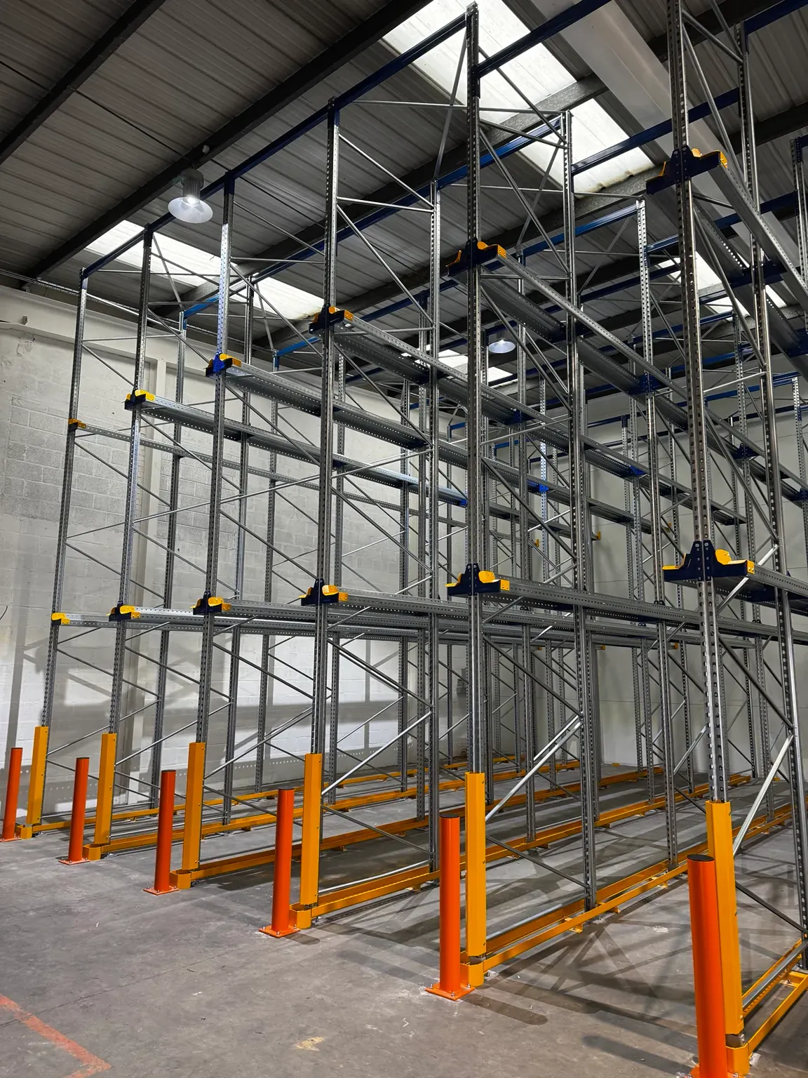 High-density drive-in racking lanes with guide rails and upright protection